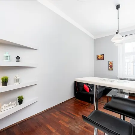 Old Town Apartment *